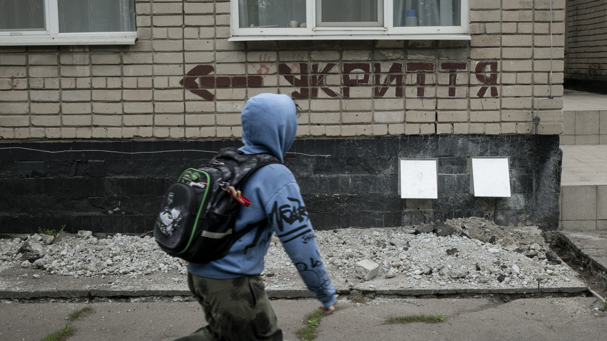 Вони мріють про університети, поки війна краде їх дитинство