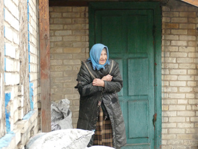 Зимові випробування: як літні люди долають холоди на сході України