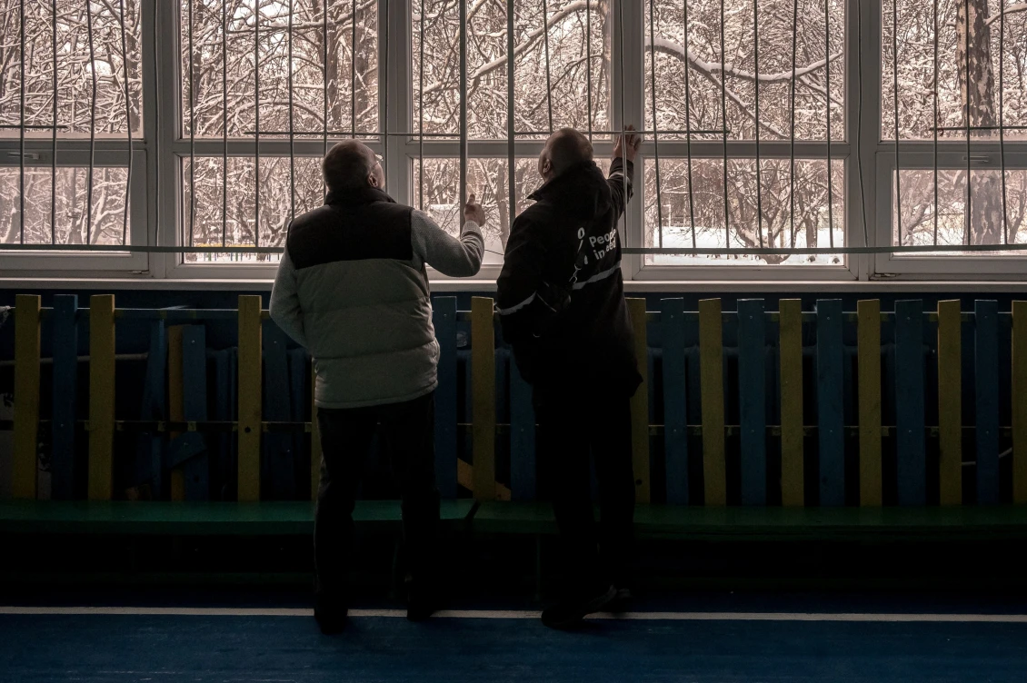В рамках освітнього проєкту, профінансованого Європейським Союзом, “Людина в біді” замінює вікна у ліцеї. На знімку директор закладу разом із нашим офіцером оцінюють якість виконаних робіт.