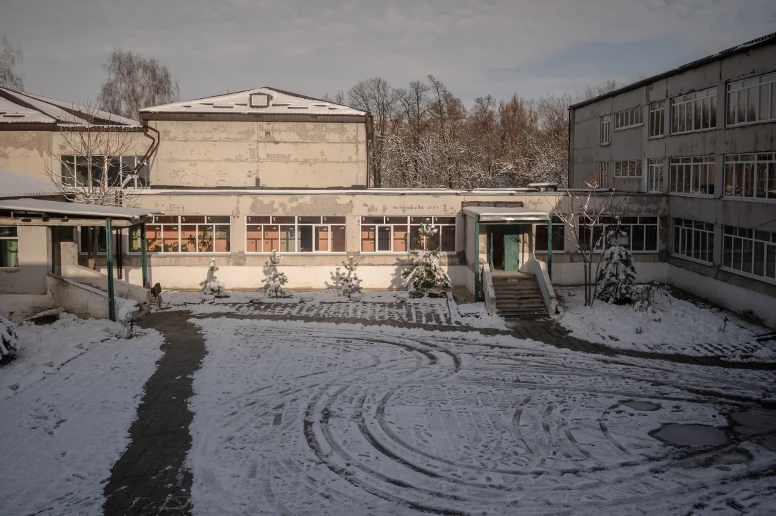Лозівський ліцей № 3 у Харківській області постраждав від ракетної атаки. Вибух, який стався за кілометр і ущент знищив будинок культури, пошкодив у закладі вікна.