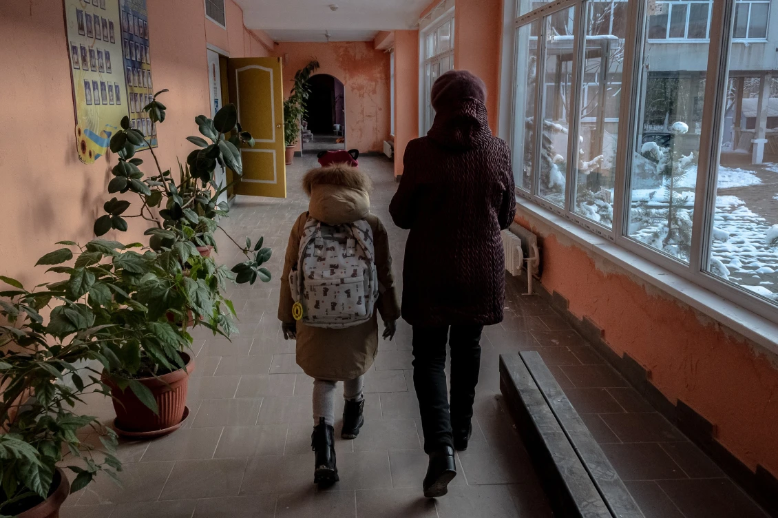 Навчальний процес відбувається онлайн, але у ліцеї відбуваються окремі заходи. Мати привела доньку на урок із безпеки.
