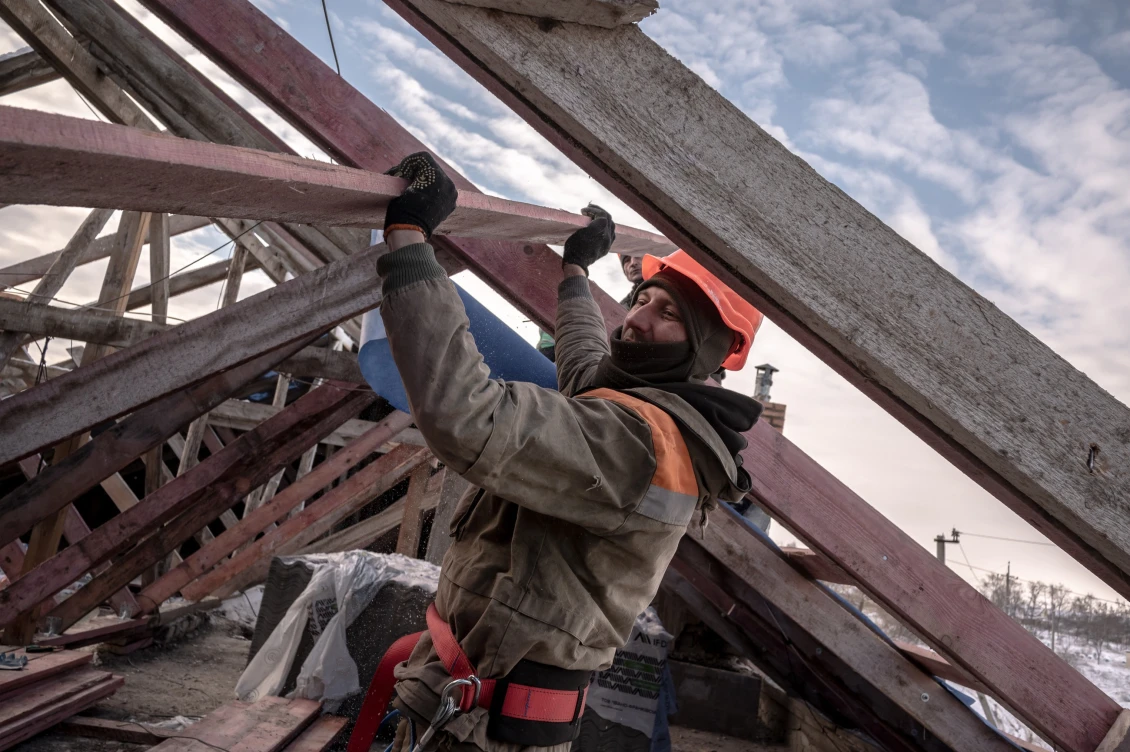 The craftsmen are working despite the cold. The roof needs to be restored as soon as possible.