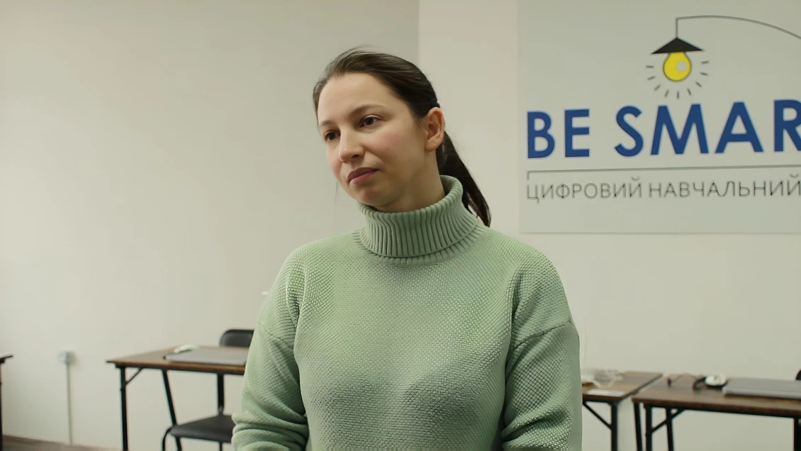 Kateryna gets acquainted with the capabilities of the digital learning centre