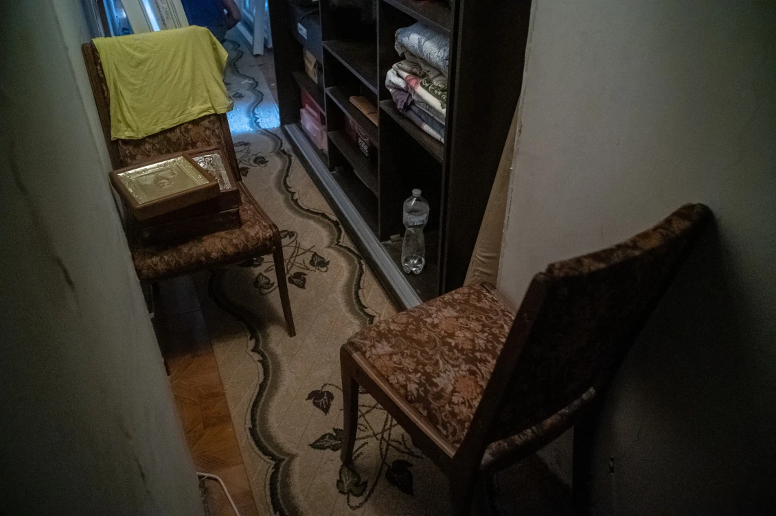 Місце між двох стін – це прихисток Дмитра та його рідних під час обстрілів.