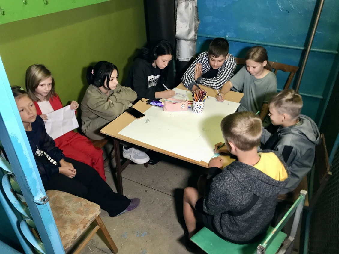 Діти малюють, доки триває повітряна тривога