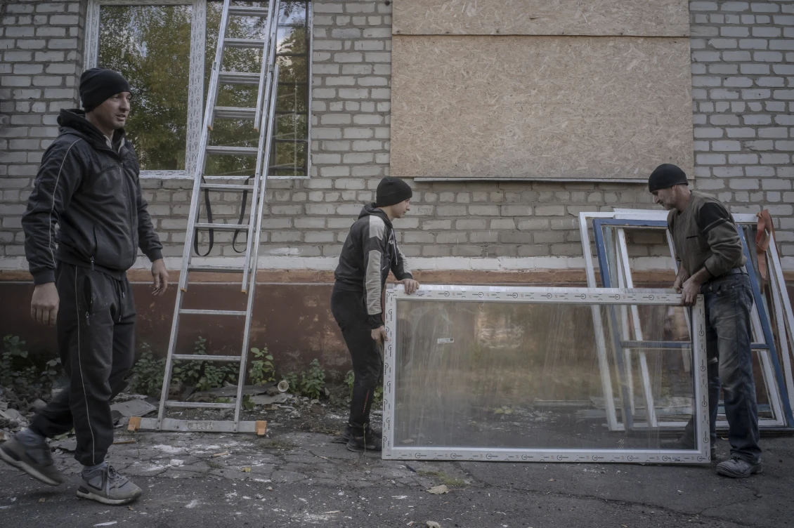 Робітники вставляють нові вікна у Краматорській лікарні № 3, яка обслуговує дітей та дорослих.
