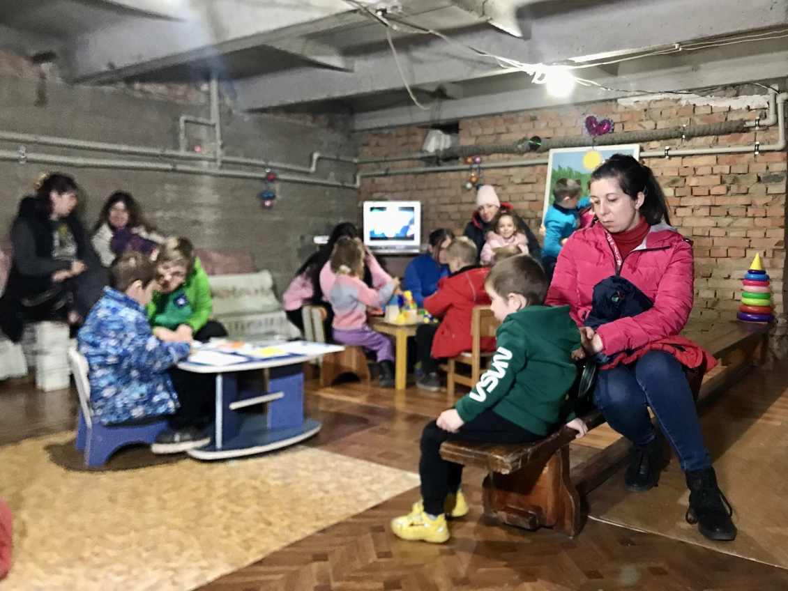 Діти перечікують повітряну тривогу в укритті