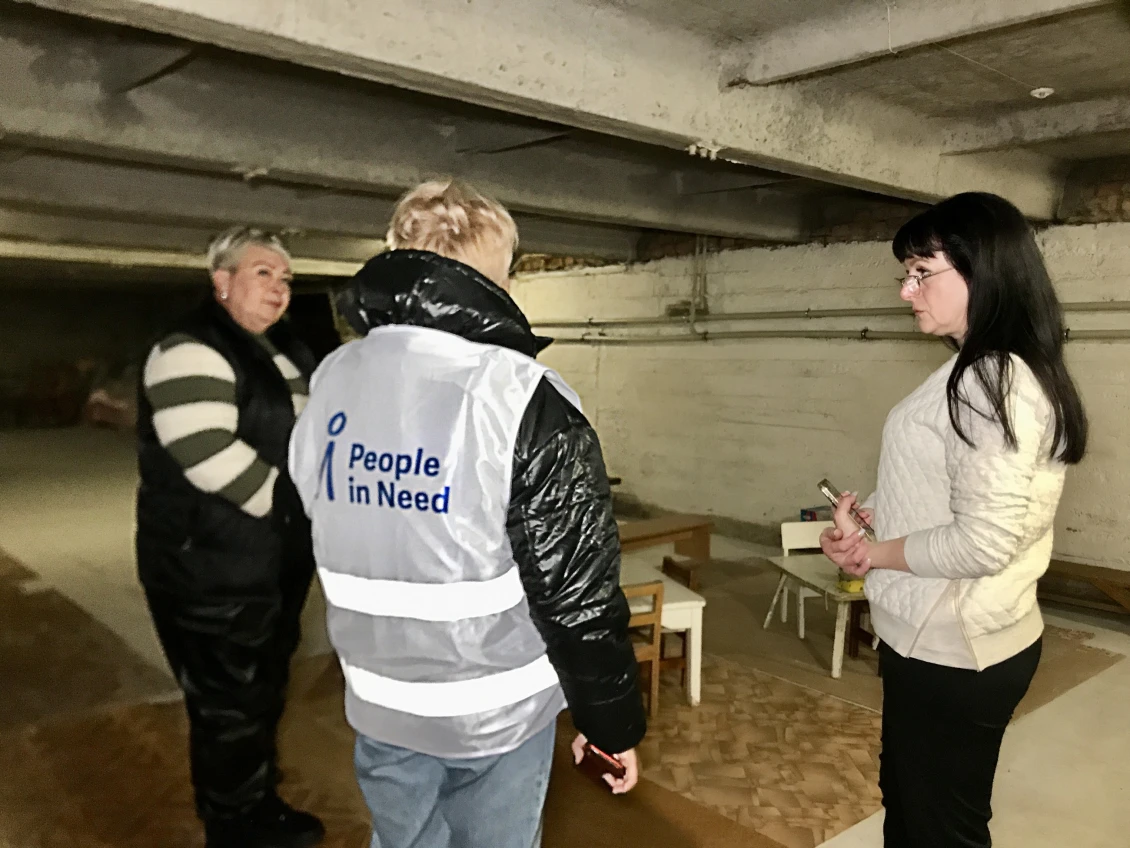 Директорка центру показує приміщення, які потребують ремонту  