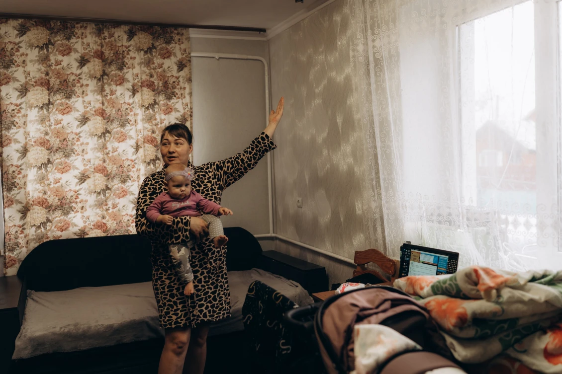 Альона показує дитячу кімнату, яку вдалося відремонтувати завдяки наданим нами коштами.