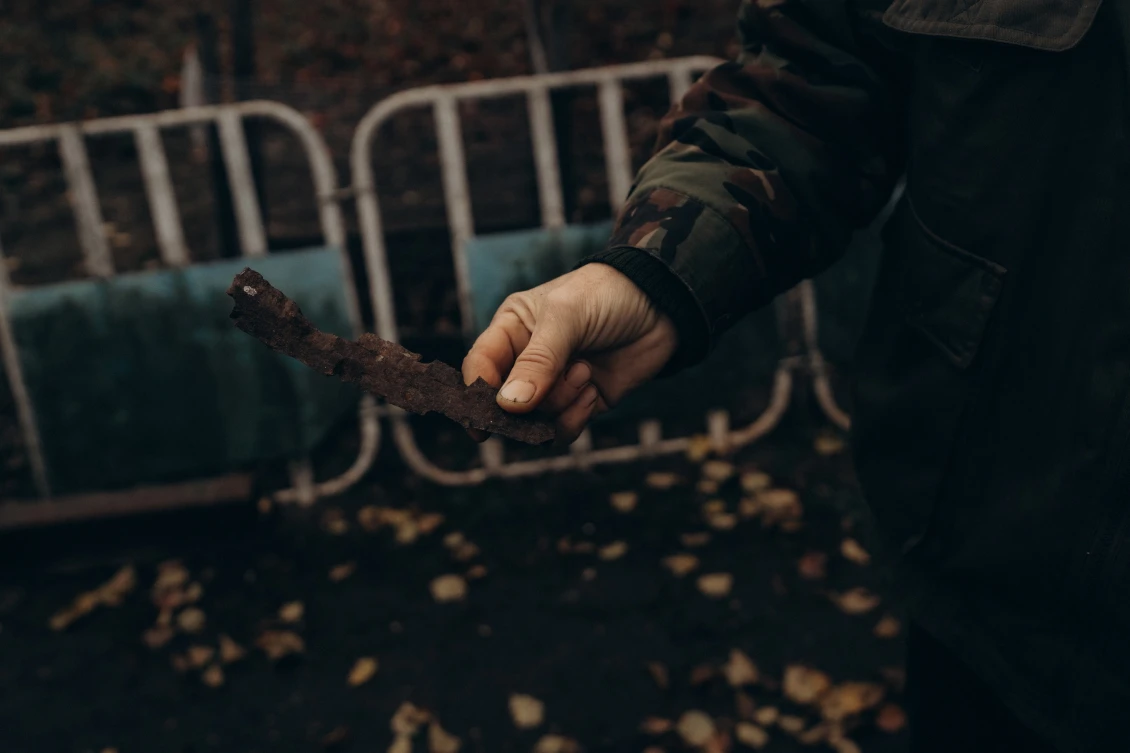 Осколок, який власники знайшли у себе на подвір’ї.