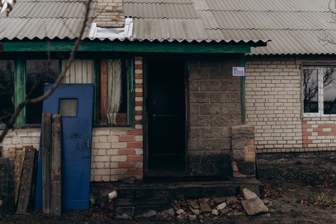 Наліпка на одному з відремонтованих нами будинків. Всього в Олізарівці ми допомогли відновити житло 24 родинам. 