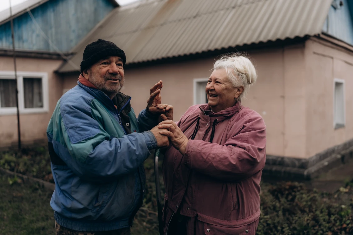 Anatolii and Alevtyna show how they held hands during the shelling. The couple has been together for 53 years. 