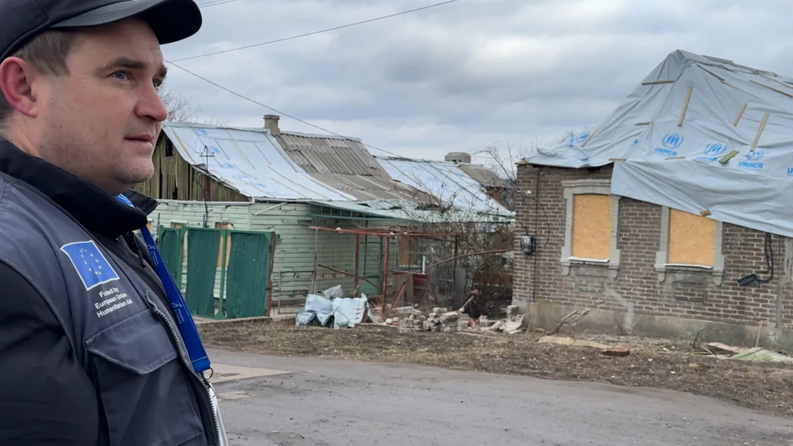 Інженер «Людина в біді» на тлі розтрощених будинків у Біленькому