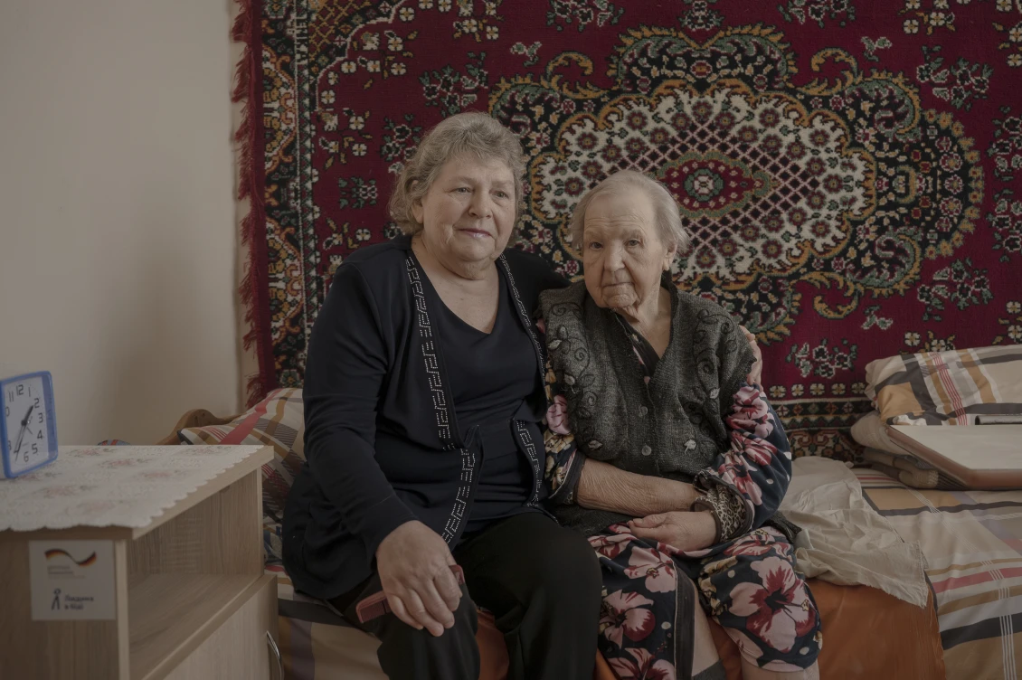 Ще одна сім’я, яка мешкає у пансіонаті. Молодша жінка раніше викладала в університеті, а тепер доглядає за матір’ю