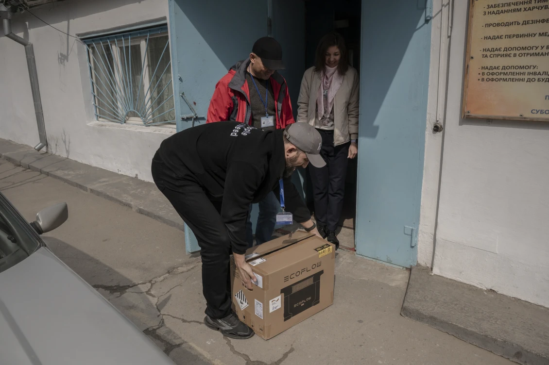 Our representative hands over a charging station to the staff, allowing them to power household appliances during power outages