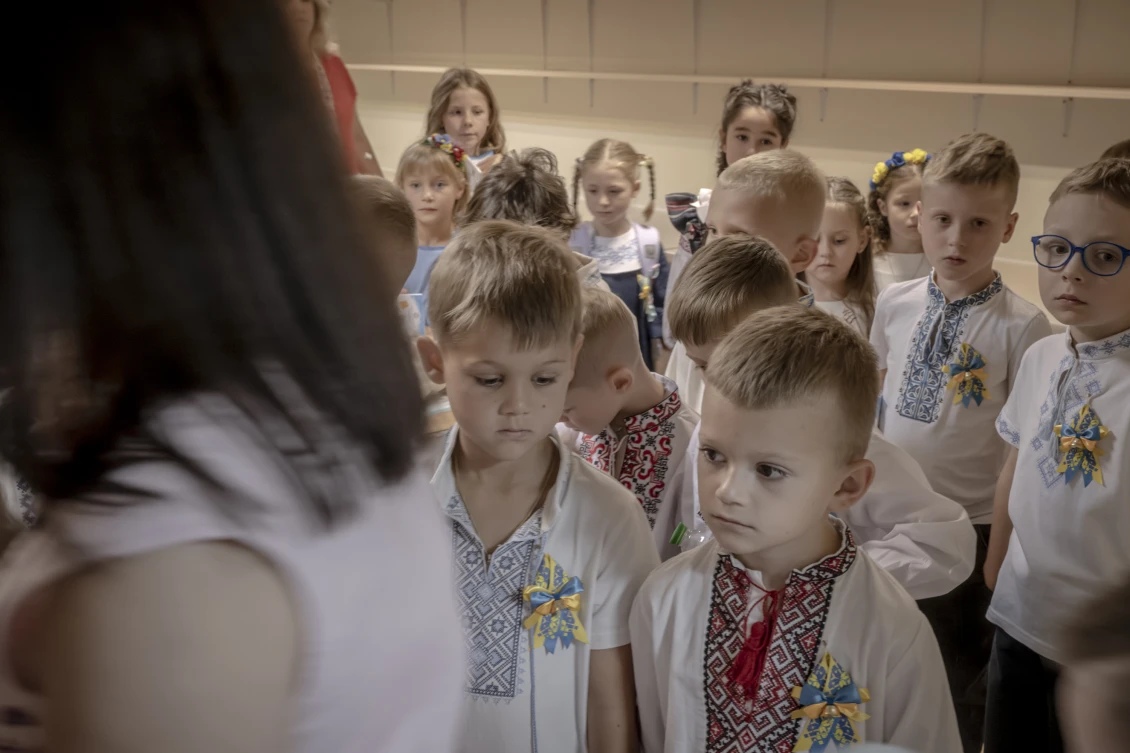 Діти спускаються у сховище школи