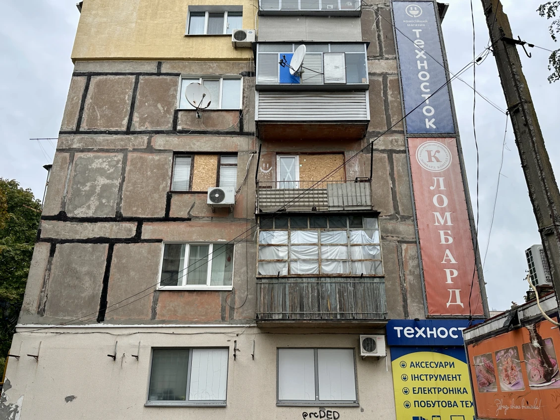 У місті чимало будинків із забитими фанерою вікнами