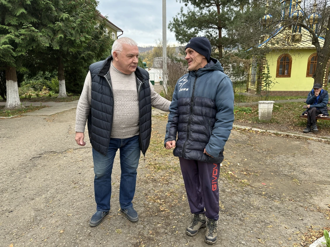 Директор інтернату Олександр Колесніков із одним із підопічних