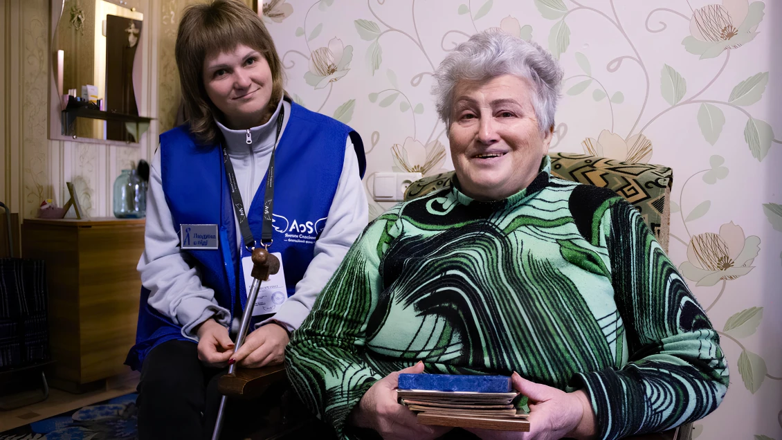 Tetiana tells Yuliia stories preserved in old photographs 