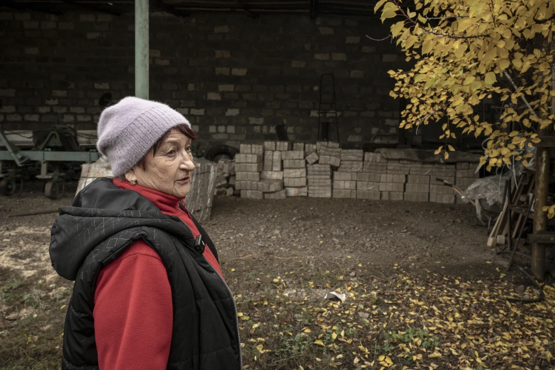 Галина із Запорізької області тішиться кількості брикетів, що вбережуть від зимових холодів