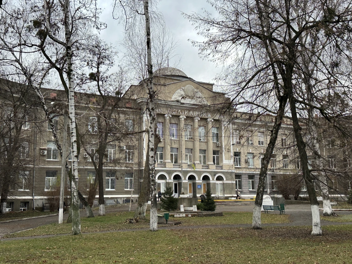 Головний корпус лікарні, де ми замінили вікна