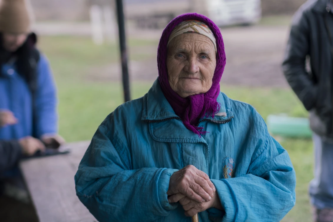 Олександра Пилипівна розглядає машину з паливом, що привезли до села