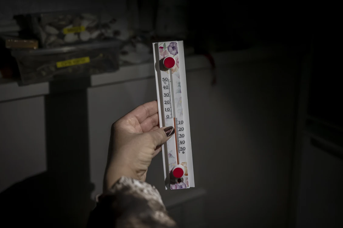 A thermometer shows the temperature in the kitchen of the home of Vitaliy, 35, and Daria, 33, with their daughters Vira and Serafima, on the left bank of Kyiv