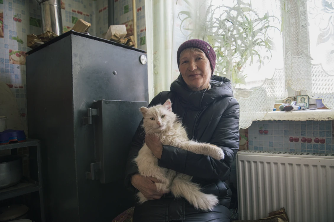 Тетяна з котом гріється біля нового котла