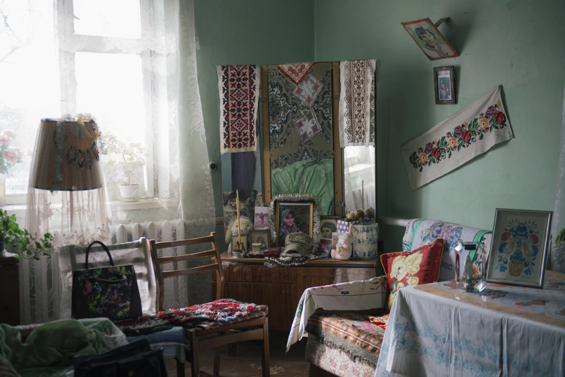 Біля фото загиблого сина завжди батьки завжди запалюють свічку на спомин 