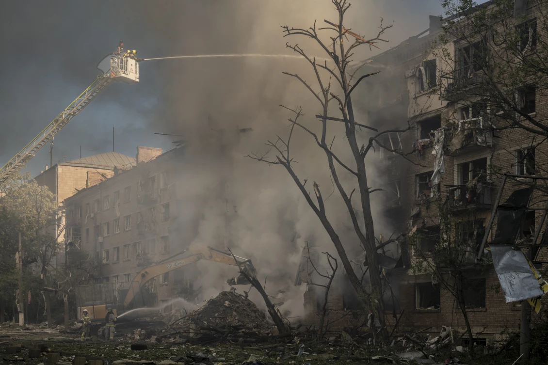 Зруйнована багатоповерхівка в Києві, де загинули щонайменше 2 людей