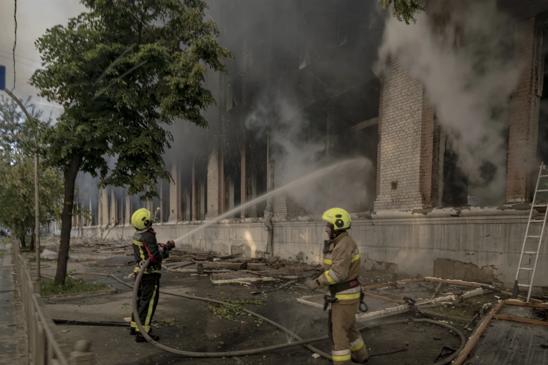 Рятувальники ліквідовують наслідки обстрілів 