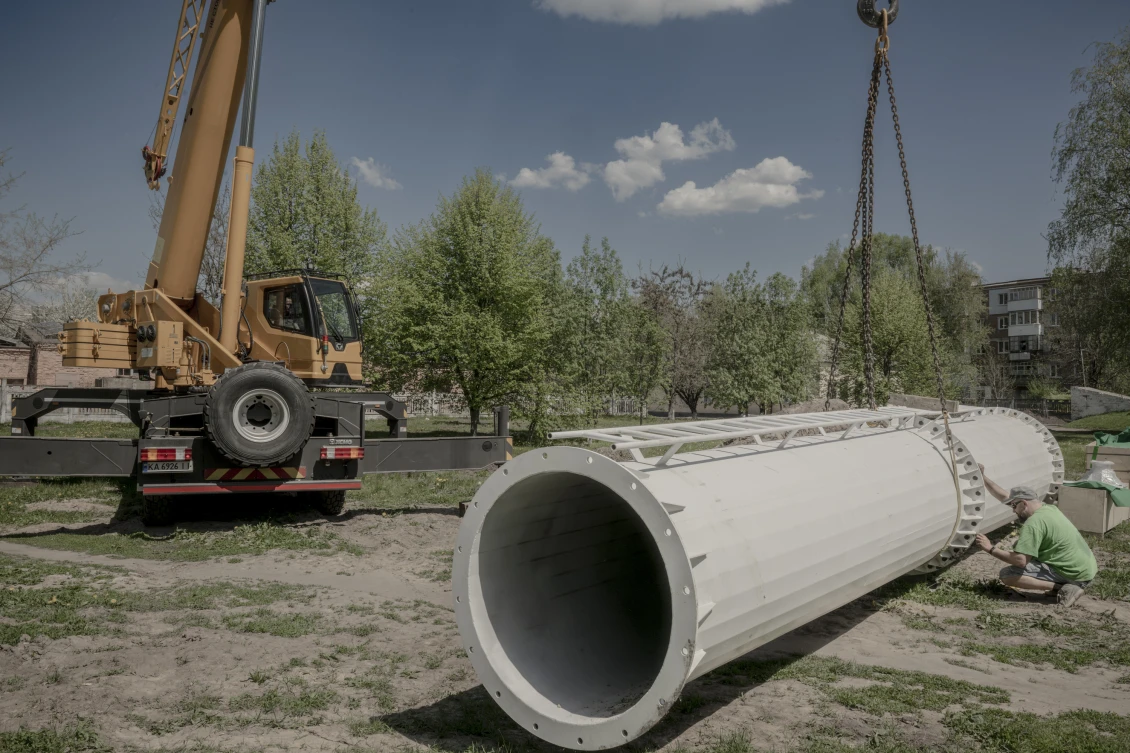 Монтаж вітряка на території лікарні