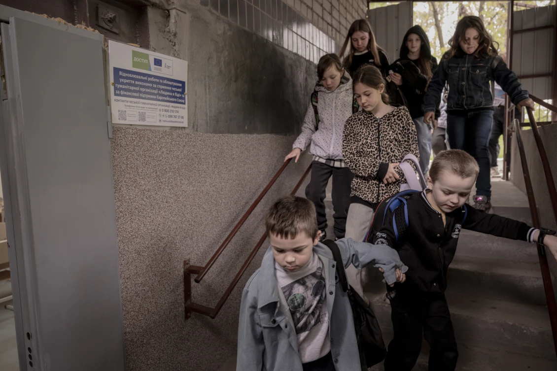 Учні Новомиколаївського ліцею №2 спускаються в укриття