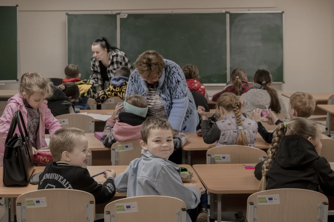Учні Новомиколаївського ліцею на занятті в укритті 